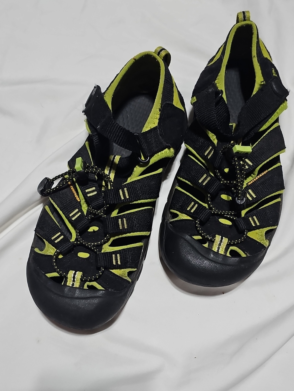 #B18 KEEN VELCRO SANDALS AS IS SZ 7 (8.5 inches)